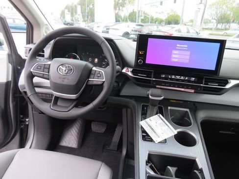 Certified 2026 Toyota Sienna XLE image 26