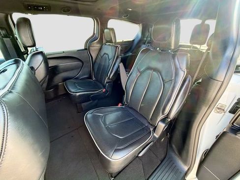Used 2025 Chrysler Pacifica Limited FWD image 27