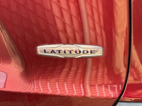 Used 2019 Jeep Cherokee Latitude w/ Cold Weather Group image 7