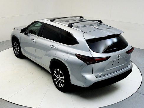 Certified 2024 Toyota Highlander XLE image 16