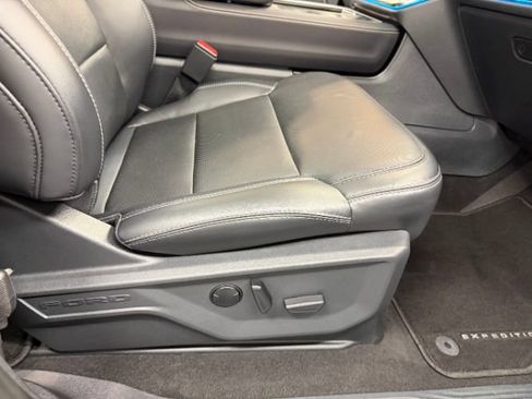 Used 2025 Ford Expedition Platinum w/ Stealth Performance Package AWD/4WD image 31
