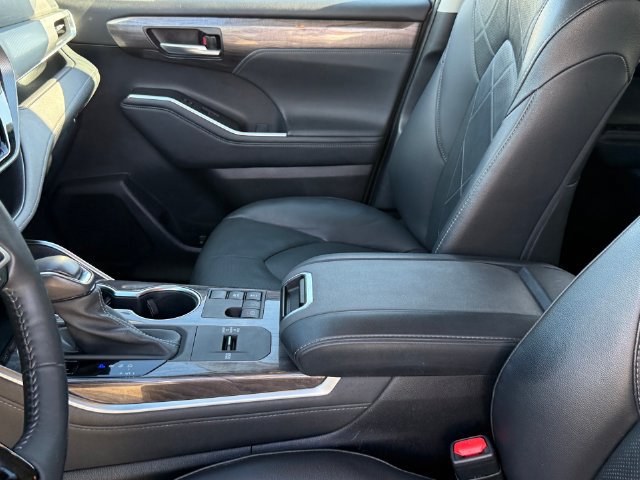 Used 2023 Toyota Highlander Platinum FWD image 12