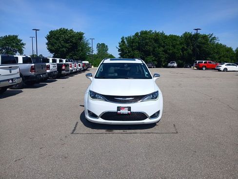 Used 2020 Chrysler Pacifica Limited FWD image 3