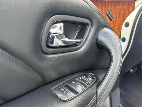 Used 2015 INFINITI QX80 4WD w/ Deluxe Technology Package image 13