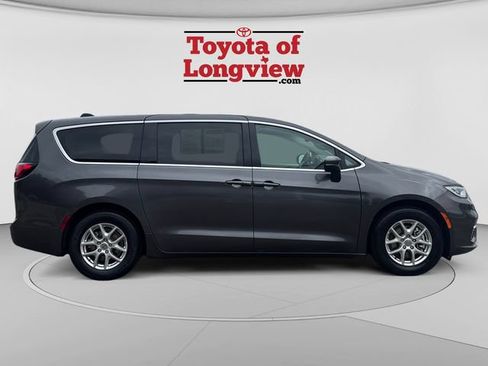 Used 2023 Chrysler Pacifica Touring-L FWD image 6