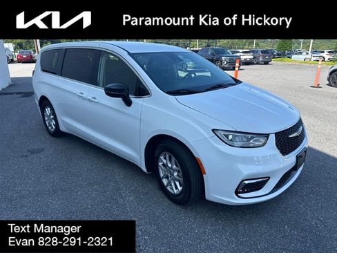 Used 2024 Chrysler Pacifica Touring-L FWD image 3