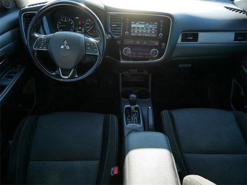 Used 2016 Mitsubishi Outlander SE image 11