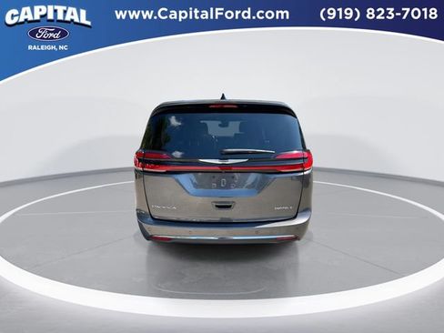 Used 2023 Chrysler Pacifica Touring-L FWD image 7