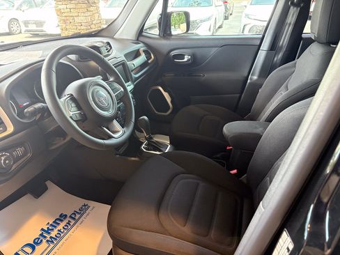 Used 2019 Jeep Renegade Latitude FWD image 2