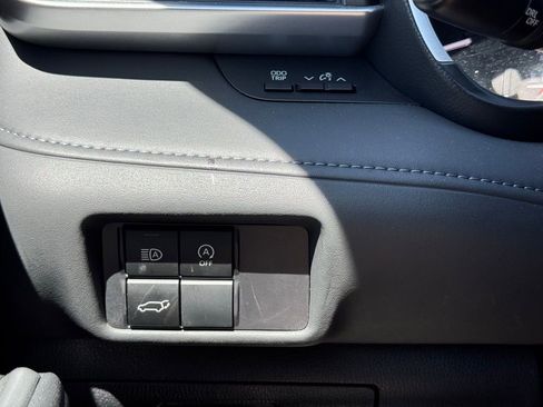 Used 2023 Toyota Highlander XLE image 27