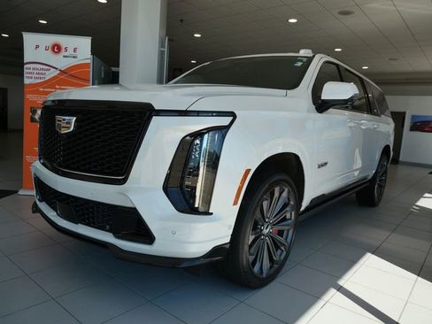 Used 2025 Cadillac Escalade ESV V AWD/4WD image 2