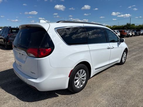 Used 2017 Chrysler Pacifica Touring-L FWD image 3