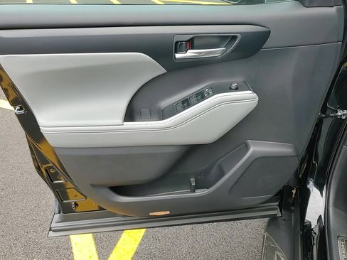 New 2026 Toyota Highlander XLE image 10