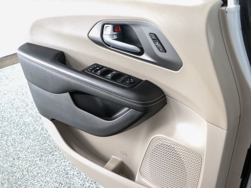 Used 2024 Chrysler Pacifica Touring-L FWD image 21