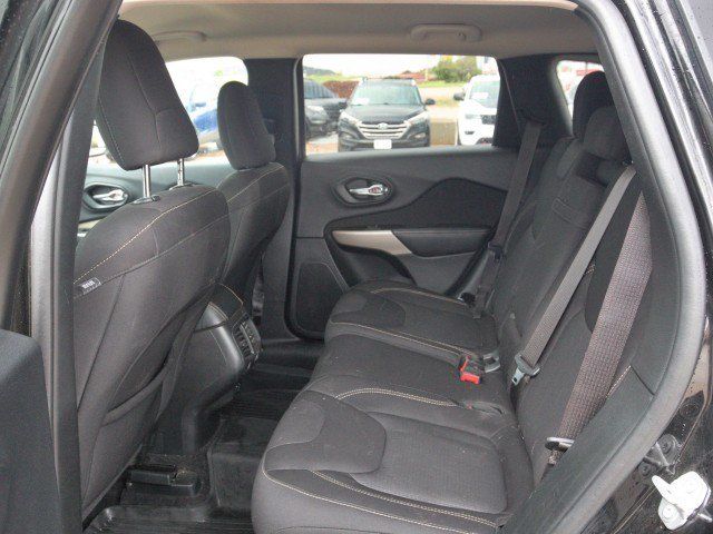 Used 2017 Jeep Cherokee Latitude w/ Cold Weather Group AWD/4WD image 22