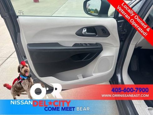 Used 2023 Chrysler Pacifica Touring-L FWD image 15