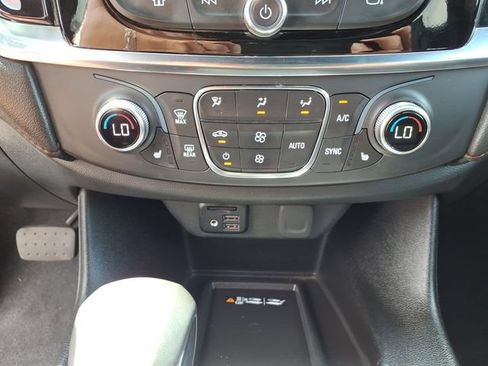 Used 2023 Chevrolet Traverse RS FWD image 24