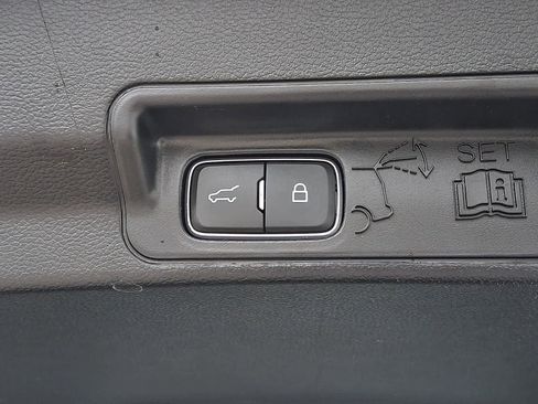 Used 2022 Ford Explorer XLT image 29