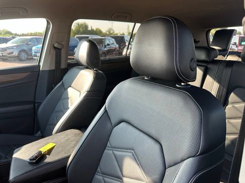 Used 2025 Volkswagen Atlas SE AWD/4WD image 3