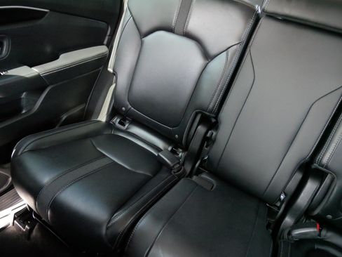 Used 2025 Honda Pilot EX-L image 12