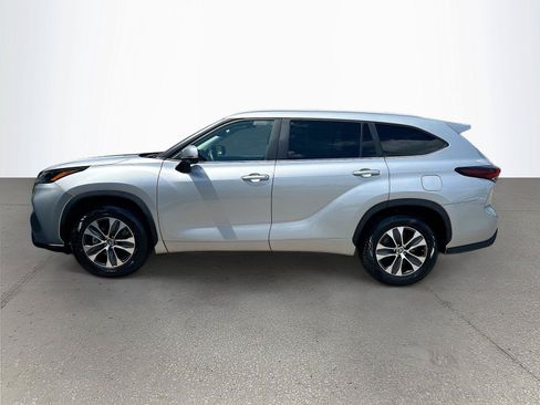 Used 2024 Toyota Highlander XLE FWD image 7