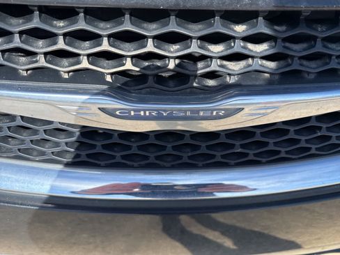 Used 2018 Chrysler Pacifica Touring-L FWD image 11