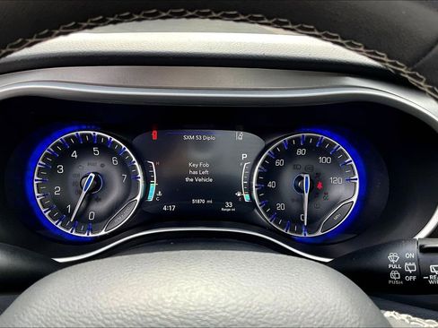 Used 2023 Chrysler Pacifica Touring-L FWD image 10