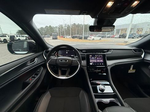 New 2025 Jeep Grand Cherokee Altitude image 13