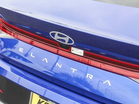 Certified 2025 Hyundai Elantra SEL FWD image 9