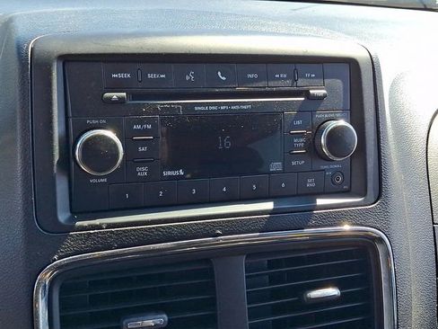 Used 2017 Dodge Grand Caravan SE w/ UConnect Hands-Free Group FWD image 17
