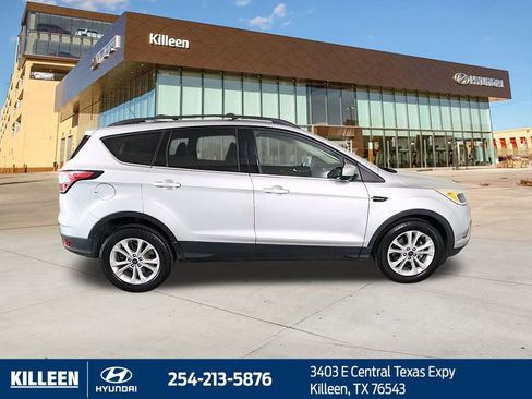 Used 2018 Ford Escape SE w/ SE Sync 3 Package image 9