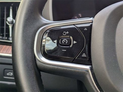 Used 2023 Volvo XC60 B5 Plus image 27