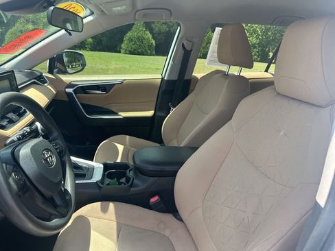 Used 2020 Toyota RAV4 XLE FWD image 10