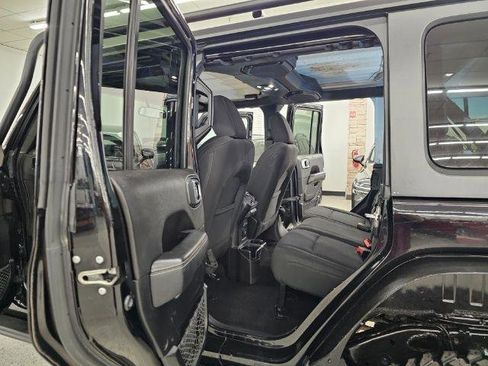 Used 2020 Jeep Wrangler Unlimited Sahara image 33