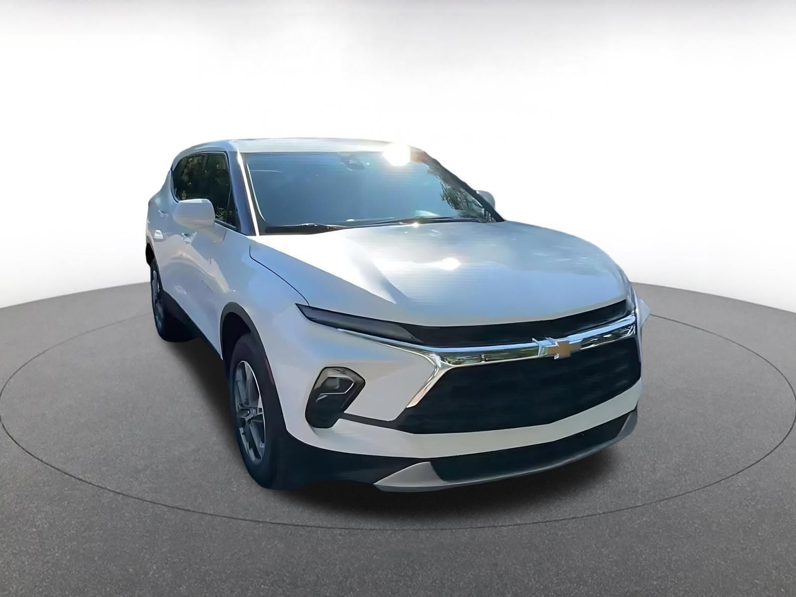 Used 2026 Chevrolet Blazer LT FWD image 2