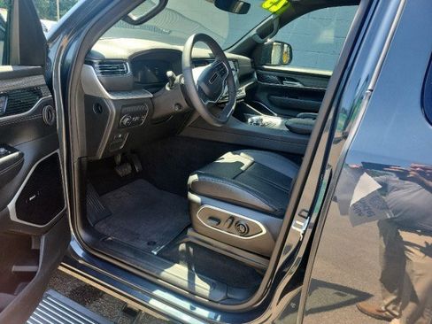 Used 2023 Jeep Wagoneer Series III w/ Premium Group I AWD/4WD image 12