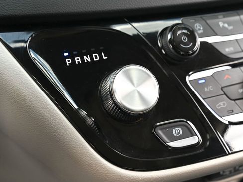 Used 2024 Chrysler Pacifica Touring-L FWD image 31