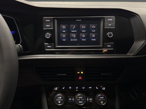 Used 2022 Volkswagen Jetta SE FWD image 13
