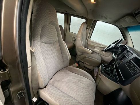 Used 2004 Chevrolet Express 2500 Passenger w/ LS Preferred Equipment Group RWD image 23