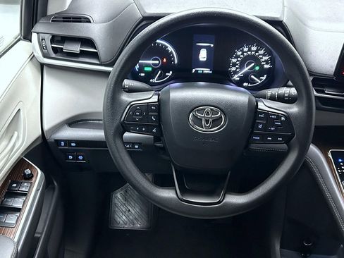 Used 2024 Toyota Sienna LE image 12