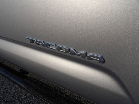 Used 2017 Toyota Tacoma TRD Sport image 11