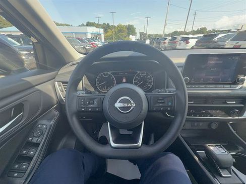 Used 2024 Nissan Rogue SV AWD/4WD image 15