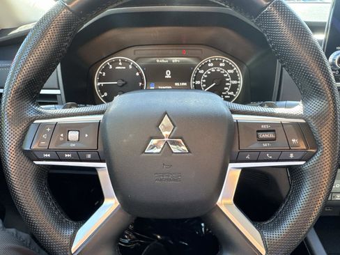 Used 2023 Mitsubishi Outlander SE image 17