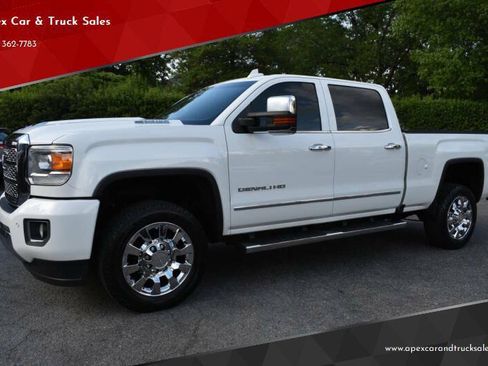 Used 2019 GMC Sierra 2500 Denali w/ Duramax Plus Package AWD/4WD image 1