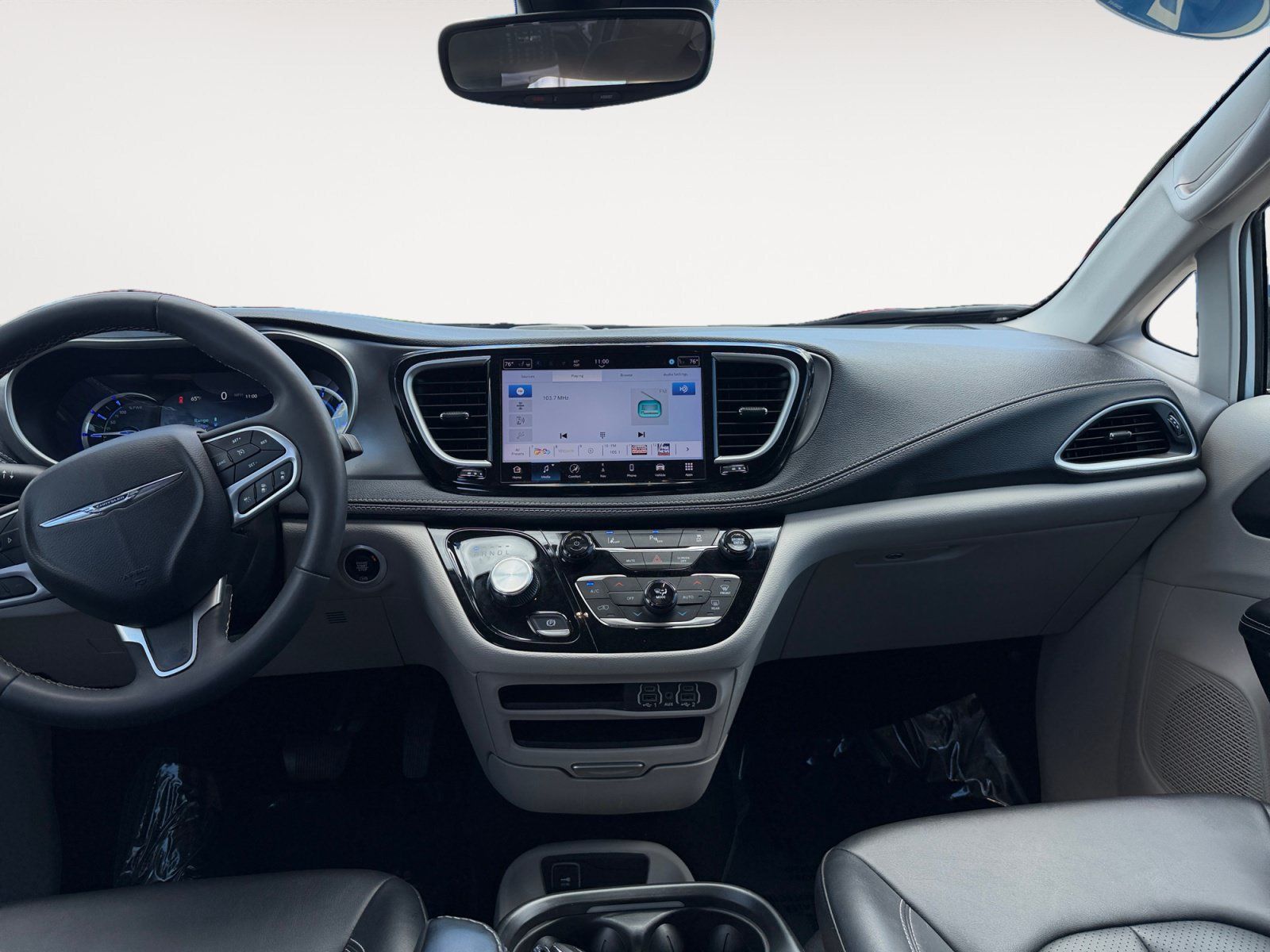 Used 2024 Chrysler Pacifica Limited FWD image 11