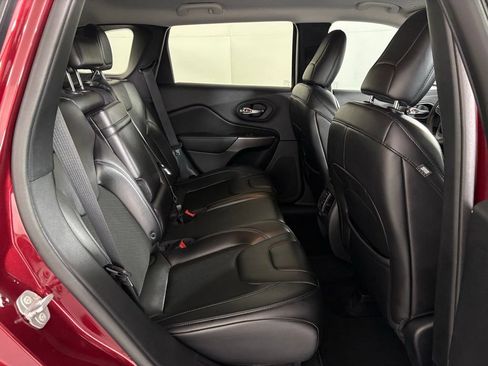 Used 2019 Jeep Cherokee Latitude Plus w/ Comfort/Convenience Group FWD image 40