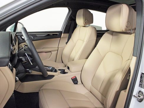 Used 2025 Porsche Macan image 5