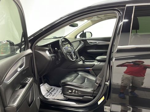 Used 2018 Cadillac XT5 Luxury w/ Driver Awareness Package FWD image 2