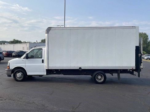 Used 2021 Chevrolet Express 4500 Extended w/ Power Convenience Package RWD image 2