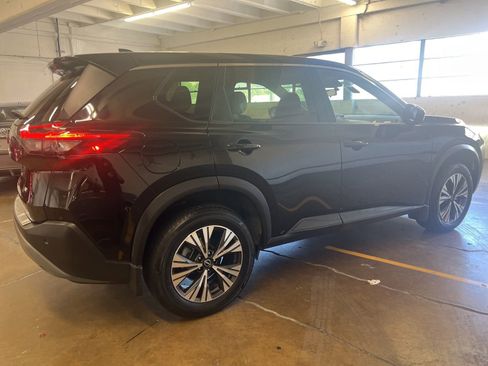 Used 2023 Nissan Rogue SV image 3